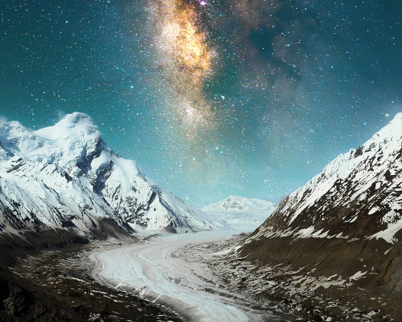 Milky Way over the Drang-Drung glacier in Ladakh